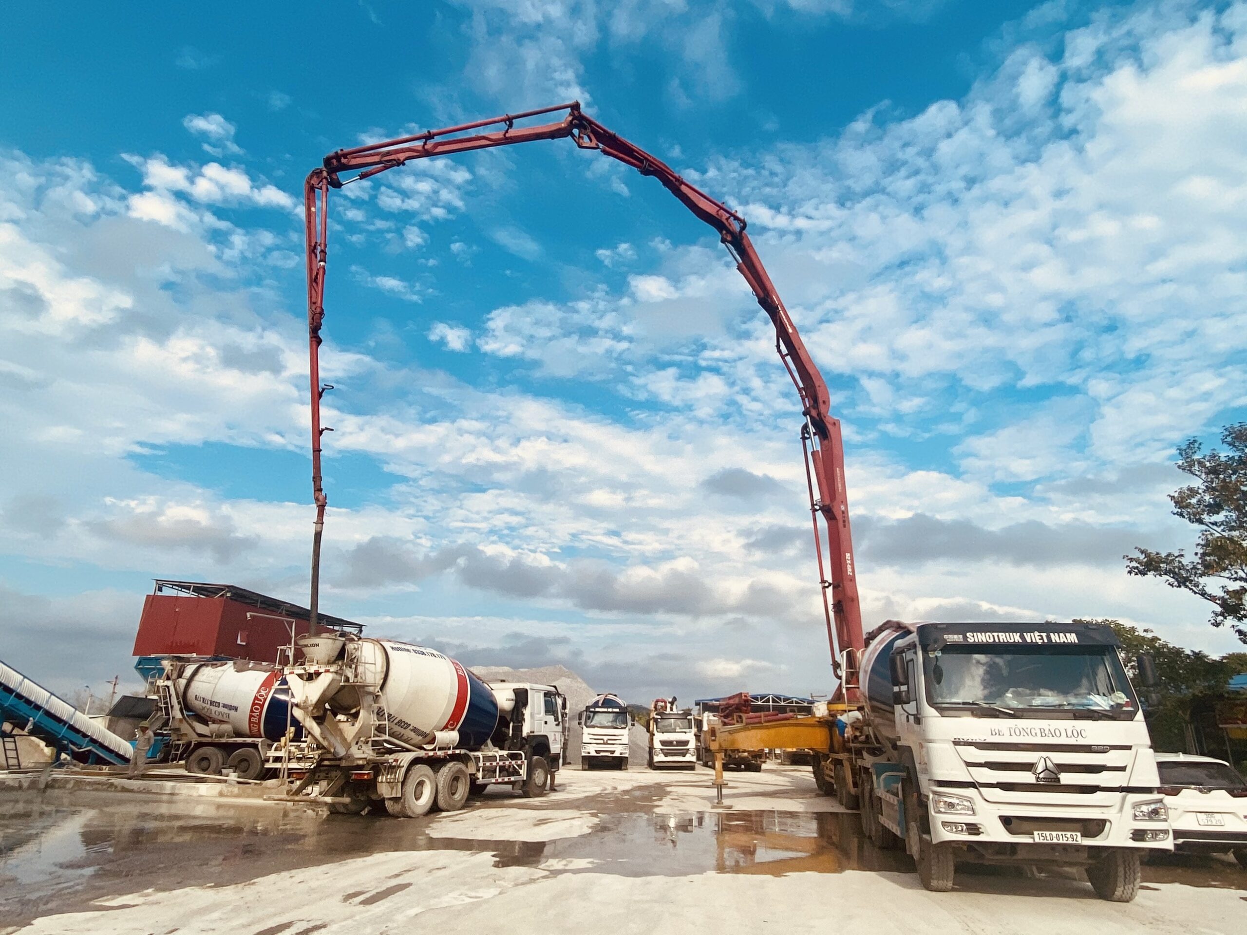 Giá Thuê Bơm Cần Bê Tông Mới Nhất 2025 – Bảng Giá Chi Tiết Theo Giờ