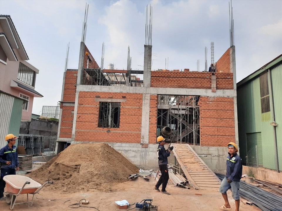 Công trình nhà phố đang thi công móng, khung