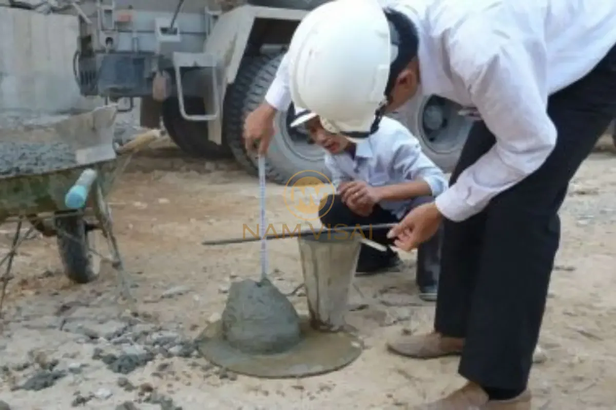 Kiểm tra chất lượng bê tông tươi bằng cách đo độ sụt bằng côn Abrams