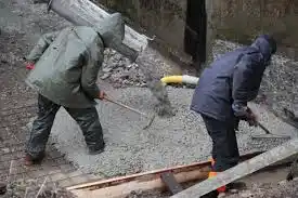 Vì sao đổ bê tông mùa mưa dễ bị rỗ, giảm mác?