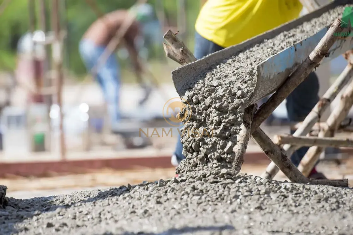 Tại sao đổ bê tông mùa nắng dễ bị nứt?