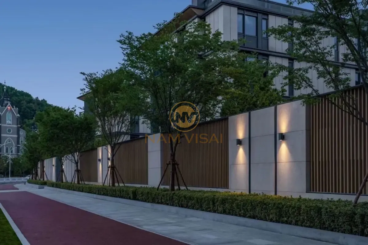 Mẫu hàng rào bê tông thấp kết hợp hàng cây xanh