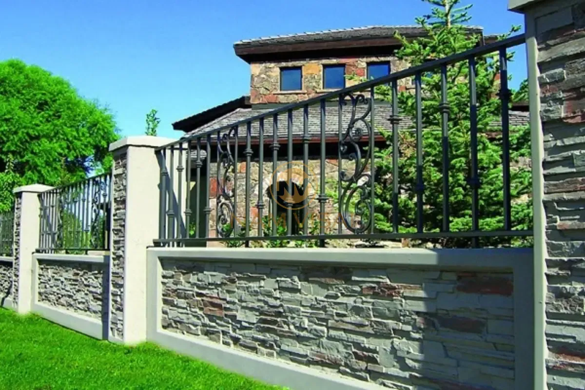 Mẫu hàng rào bê tông hiện đại ốp đá chẻ 