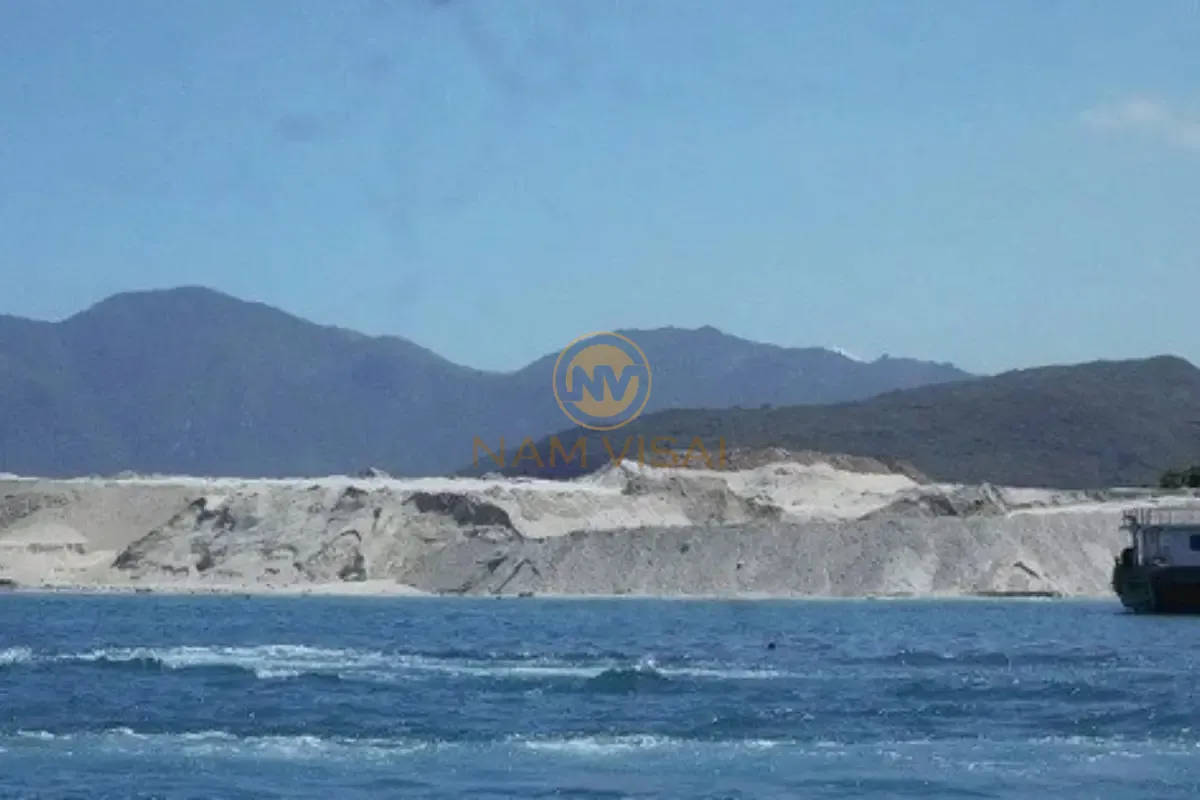 Cát biển không phù hợp để xây dựng do các vấn đề về muối, độ sạch, và tính chất vật lý.