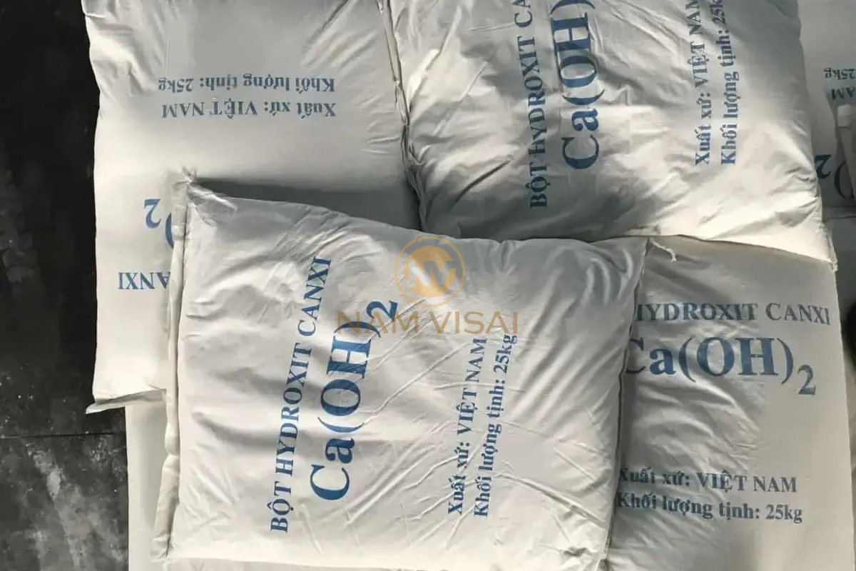 Vôi tôi được đóng thành bao phục vụ cho xây dựng