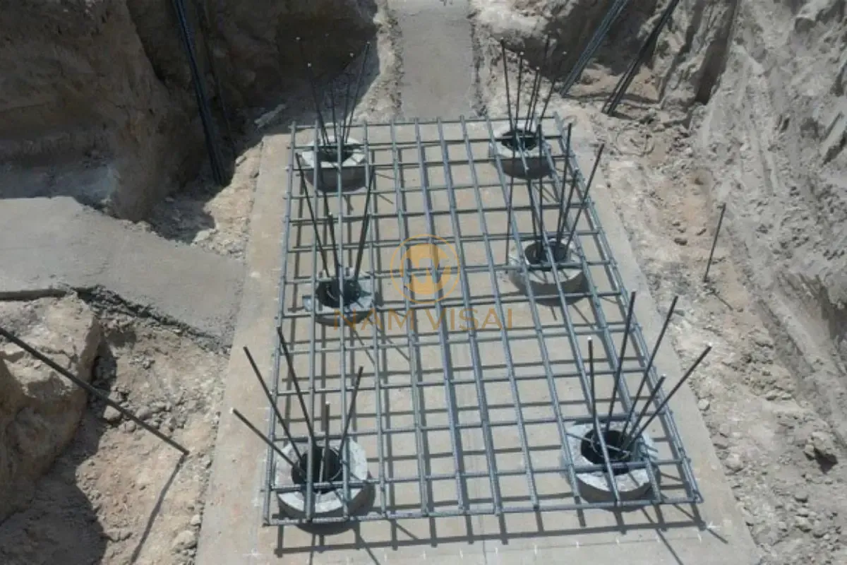 Đài móng là khối bê tông cốt thép liên kết đầu cọc, phân bổ tải trọng công trình xuống nền đất.